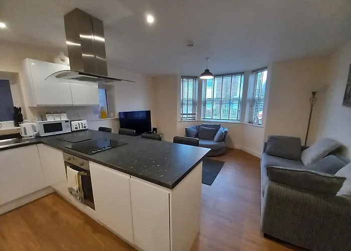 Modern Large 2 Bed Whole Apartment - Free Parking - Ground Floor - Central Beeston