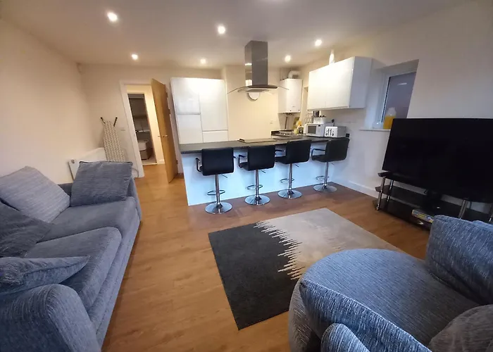 Modern Large 2 Bed Whole Apartment - Free Parking - Ground Floor - Central Beeston