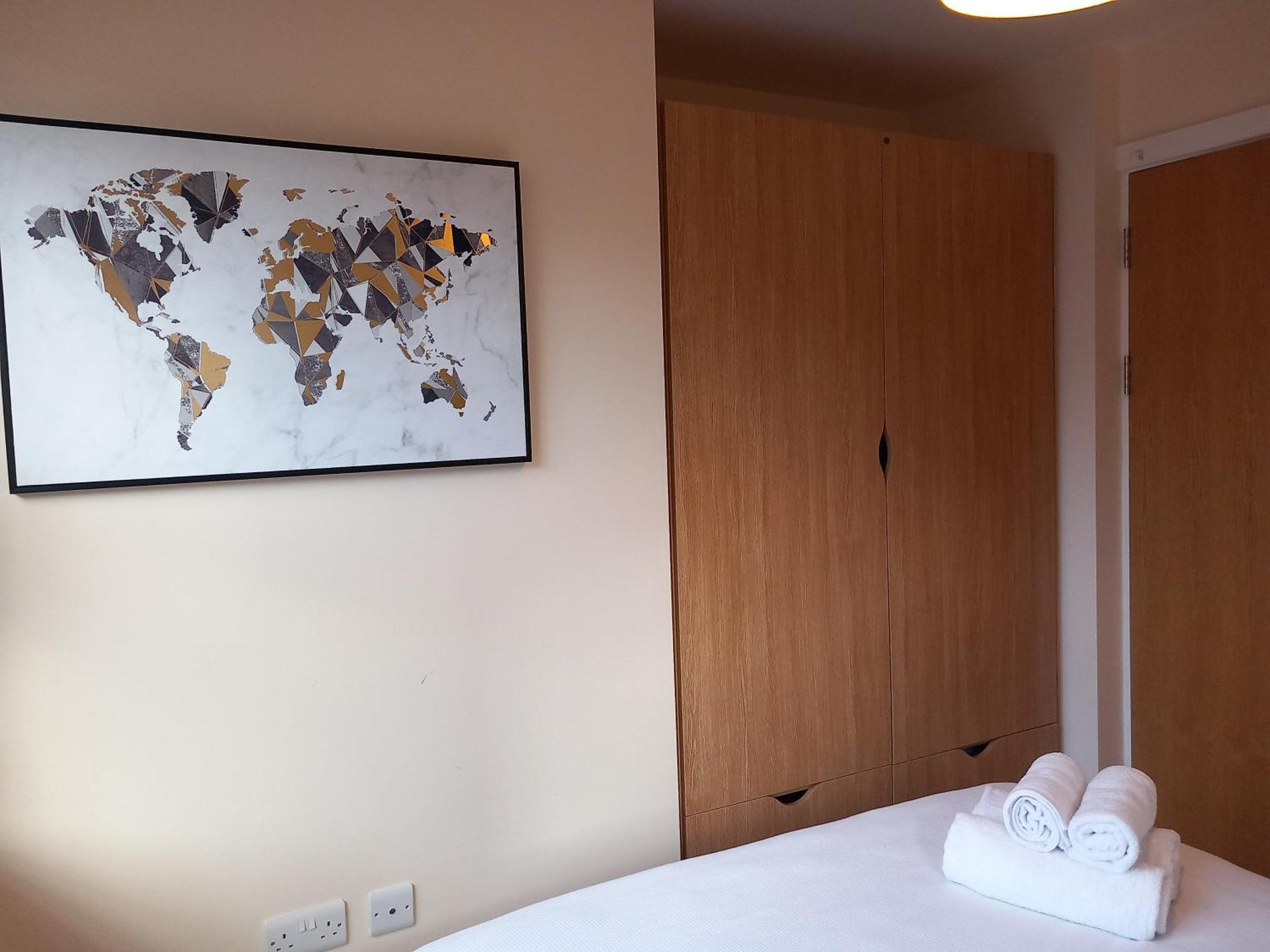 Modern Large 2 Bed Whole - Free Parking - Ground Floor - Beeston