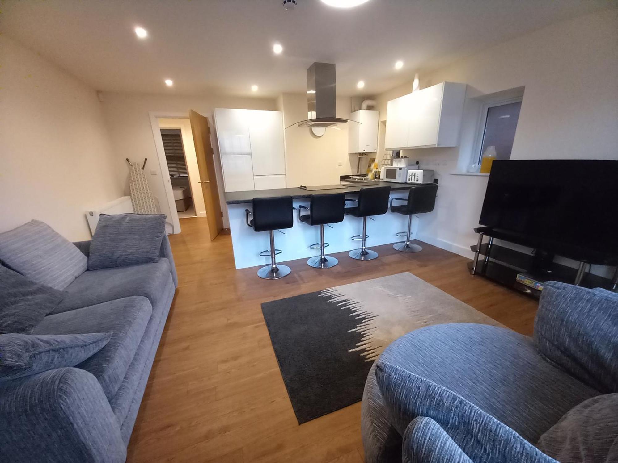 Modern Large 2 Bed Whole - Free Parking - Ground Floor - Beeston *
