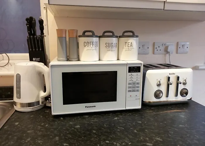 Modern Large 2 Bed Whole Apartment - Free Parking - Ground Floor - Central Beeston