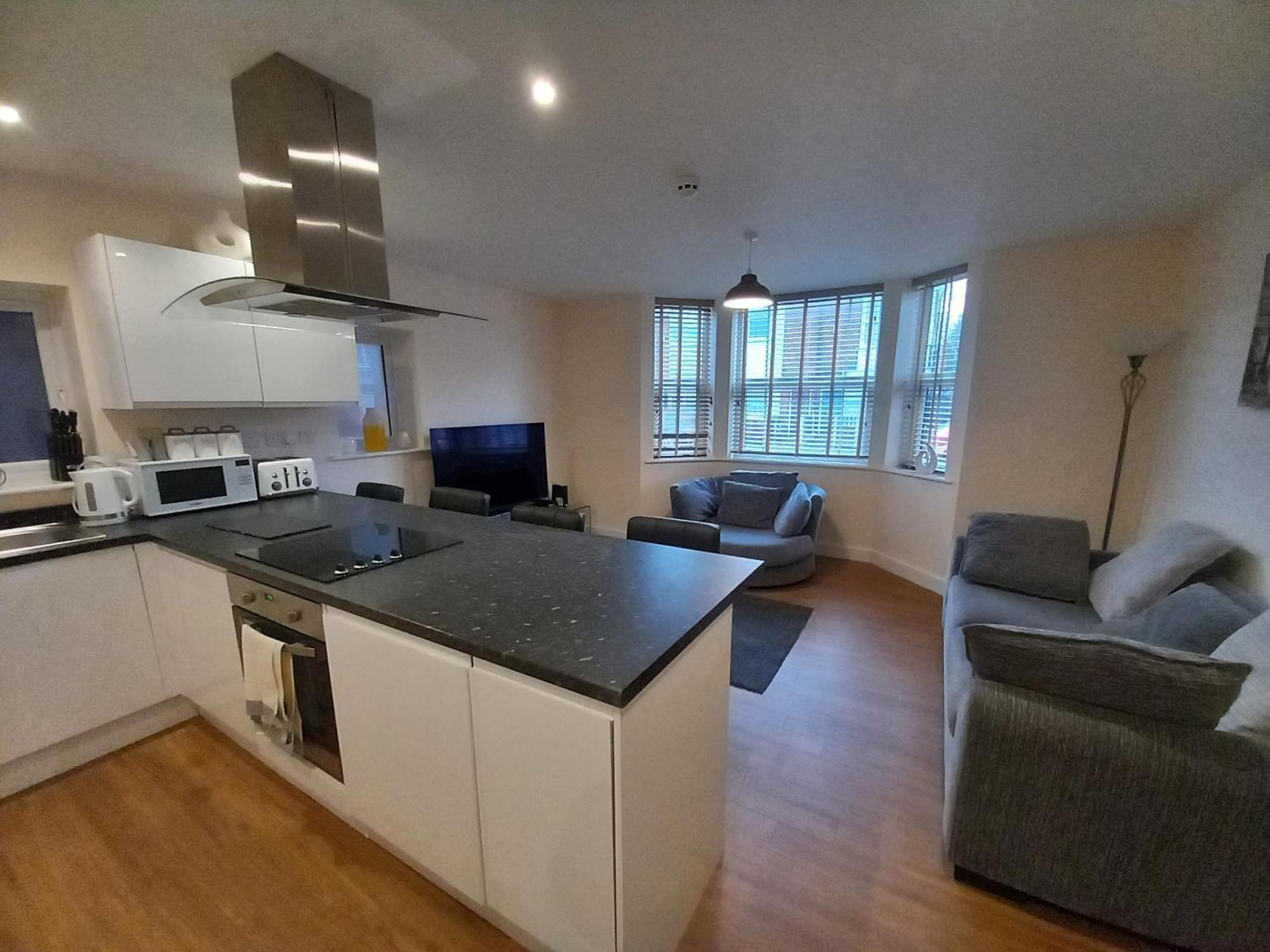 Modern Large 2 Bed Whole - Free Parking - Ground Floor - Beeston Apartment *